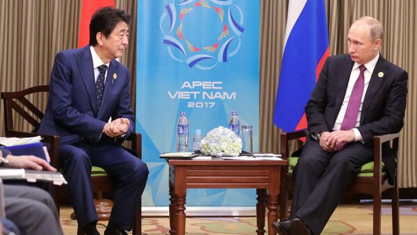 Владимир Путин и премьер-министр Японии Синдзо Абэ во время беседы на полях саммита стран АТЭС. 10 ноября 2017