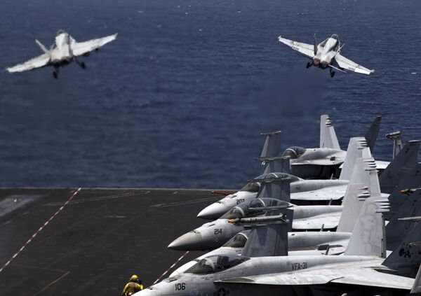 Истребители США F / A-18 вылетают с летной палубы авианосца США USS George H.W. Bush в Персидском заливе Истребители США F / A-18 вылетают с летной палубы авианосца США USS George H.W. Bush в Персидском заливе