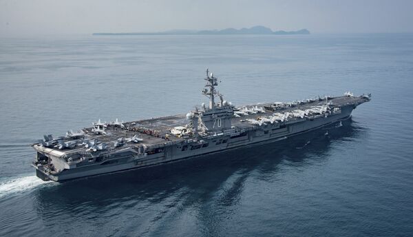 Авианосец США USS Carl Vinson пересекает пролив Сунда между индонезийскими островами Ява и Суматра Авианосец США USS Carl Vinson пересекает пролив Сунда между индонезийскими островами Ява и Суматра