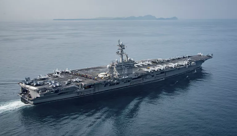 Авианосец США USS Carl Vinson пересекает пролив Сунда между индонезийскими островами Ява и Суматра Авианосец США USS Carl Vinson пересекает пролив Сунда между индонезийскими островами Ява и Суматра