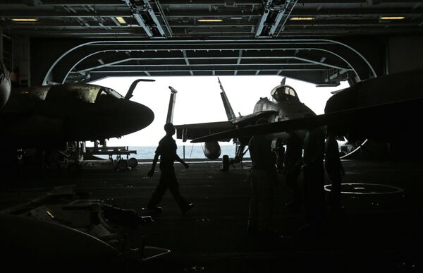 Авианосец США USS George H.W. Bush в Персидском заливе Авианосец США USS George H.W. Bush в Персидском заливе