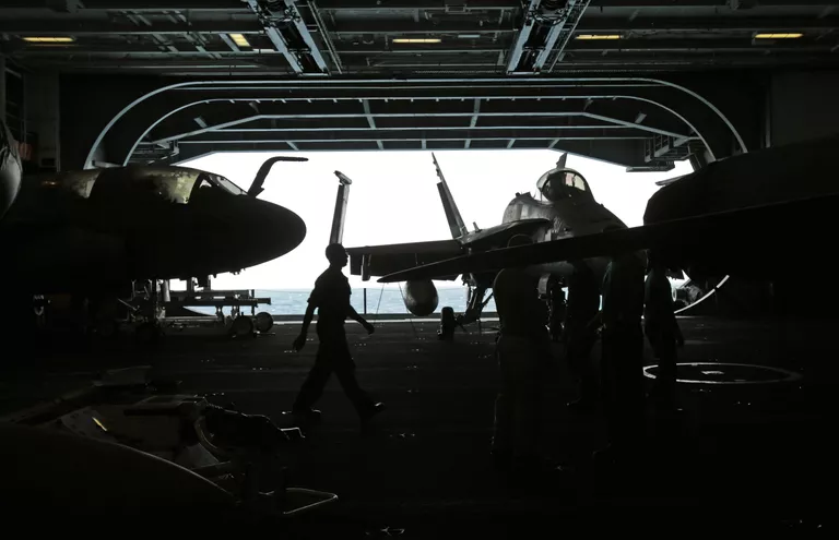 Авианосец США USS George H.W. Bush в Персидском заливе Авианосец США USS George H.W. Bush в Персидском заливе