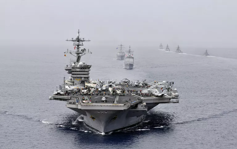 Американская ударная авианосная группа во главе с USS Bunker Hill (CG 52) на военно-морских учениях в Индийском океане Американская ударная авианосная группа во главе с USS Bunker Hill (CG 52) на военно-морских учениях в Индийском океане