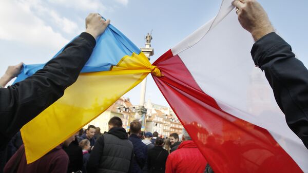 Люди держат связанные флаги Польши и Украины