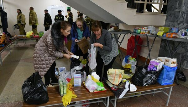 Пункт приема гуманитарной помощи для пострадавших в результате обрушения части жилого панельного дома в Ижевске. 10 ноября 2017