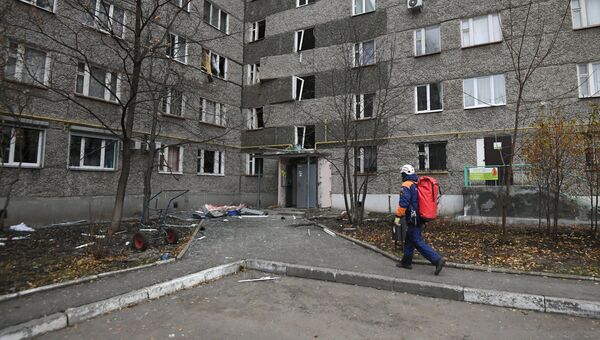 Сотрудник МЧС РФ на месте обрушения части жилого панельного дома по Удмуртской улице в Ижевске. Архивное фото
