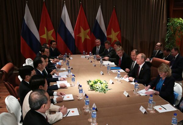 Президент РФ Владимир Путин во время встречи с президентом Вьетнама Чан Дай Куангом на саммите АТЭС. 10 ноября 2017