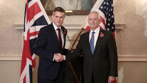 Главы Минобороны США и Великобритании Джеймс Мэттис и Гэвин Уильямсон во время встречи в Лондоне