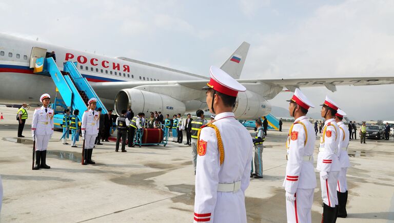 Почетный караул у самолета президента РФ Владимира Путина в аэропорту вьетнамского Дананга, куда он прибыл для участия в 25-м саммите стран Азиатско-Тихоокеанского экономического сотрудничества (АТЭС)