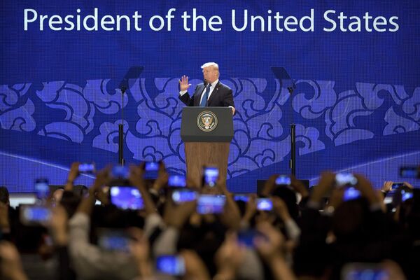 Президент США Дональд Трамп во время выступления на саммите АТЭС