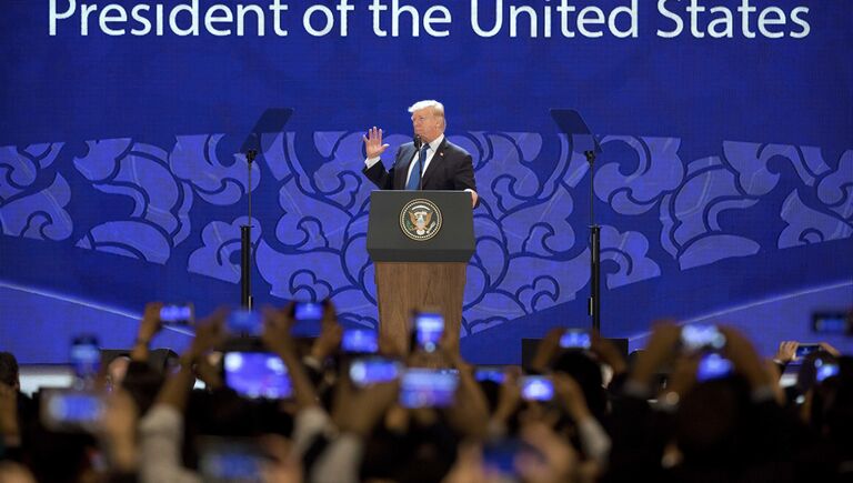 Президент США Дональд Трамп во время выступления на саммите АТЭС