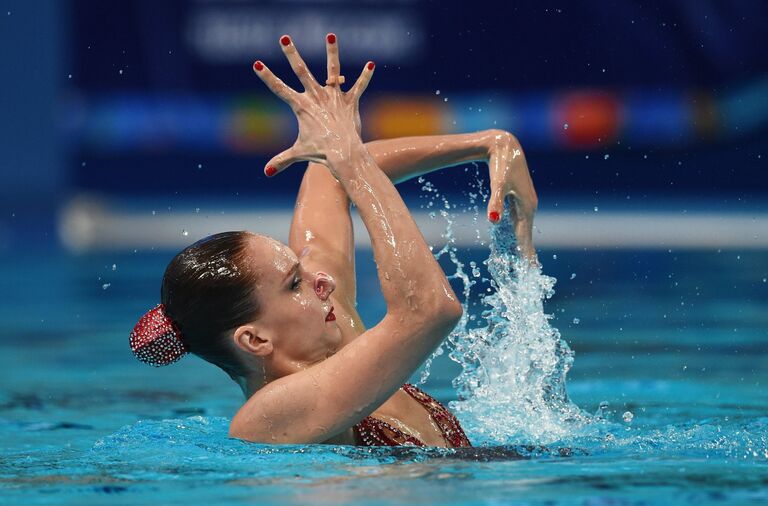 Наталья Ищенко (Россия) выступает с произвольной программой в финале соревнований по синхронному плаванию на XVI чемпионате мира по водным видам спорта в Казани