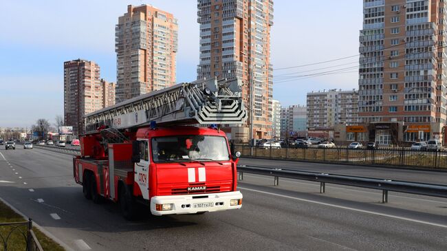 Пожарный автомобиль во время учений МЧС. Архивное фото