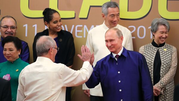 Президент РФ Владимир Путин неформально поприветствовал лидера Перу Педро Пабло Кучински на саммите АТЭС. 10 ноября 2017