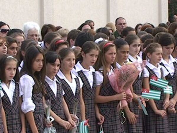 День знаний в Абхазии начался с минуты молчания
