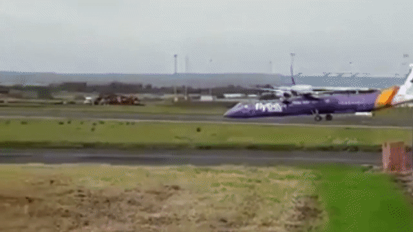 Посадка пассажирского самолета без шасси в Белфасте попала на видео
