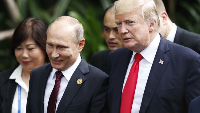 Президент России Владимир Путин и президент США Дональд Трамп. Архивное фото