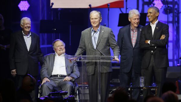 Бывшие президенты США: Джимми Картер, Джордж Буш, Джордж Буш младший, Билл Клинтон и Барак Обама на сцене Колледж-Стейшен в Техасе. 21 октября 2017