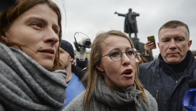 Журналистка Ксения Чудинова и телеведущая Ксения Собчак на митинге За образование и науку на площади Ленина в Санкт-Петербурге. 11 ноября 2017