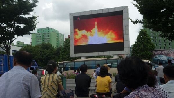 Жители КНДР смотрят репортаж о запуске межконтинентальной баллистической ракеты. Архивное фото