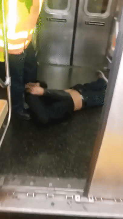 Сотрудник Нью-Йоркского метро пинает ногами пассажира