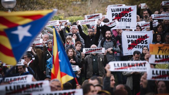 Участники митинга в защиту независимости Каталонии в Барселоне. 11 ноября 2017