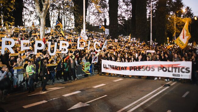 Участники митинга в защиту независимости Каталонии в Барселоне. 11 ноября 2017
