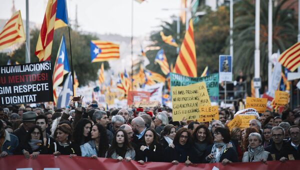 Участники митинга в защиту независимости Каталонии в Барселоне. 11 ноября 2017