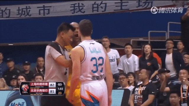 Американские баскетболисты сцепились в Китае gif