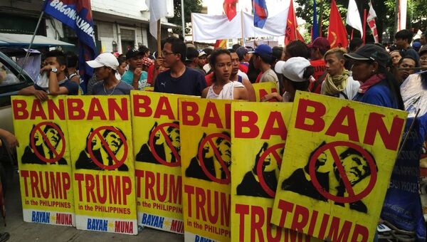 Участники акции протеста против визита президента США Дональда Трампа в Маниле, Филиппины. 12 ноября 2017