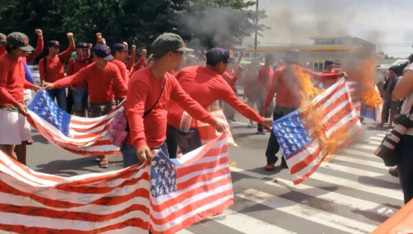 Протестующие в Маниле сожгли американские флаги на акции против Трампа