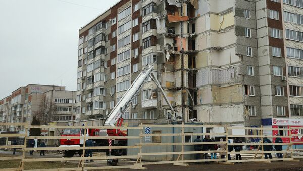 Сотрудники МЧС РФ продолжают работы на месте обрушения части жилого панельного дома по Удмуртской улице в Ижевске. 12 ноября 2017