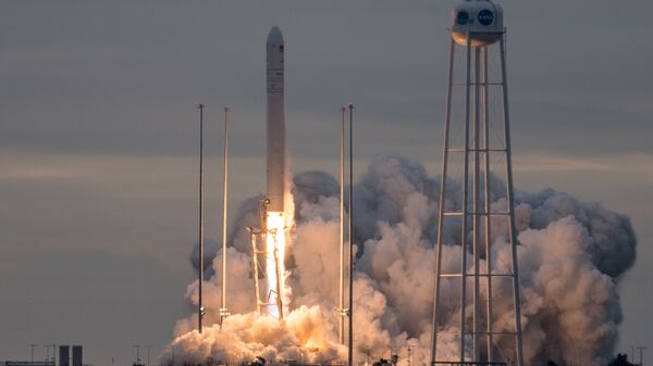 Ракета Antares стартует с космодрома в США