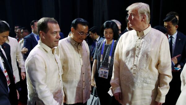 Премьер-министр РФ Дмитрий Медведев и президент США Дональд Трамп на гала-ужине саммита Ассоциации государств Юго-Восточной Азии в Маниле, Филиппины. 12 ноября 2017