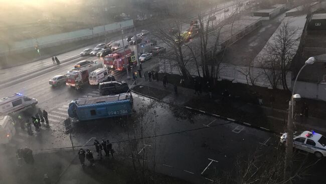 ДТП на юго-западе Москвы на улице Обручева с участием микроавтобуса. 12 ноября 2017