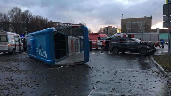 ДТП на юго-западе Москвы на улице Обручева с участием микроавтобуса. 12 ноября 2017