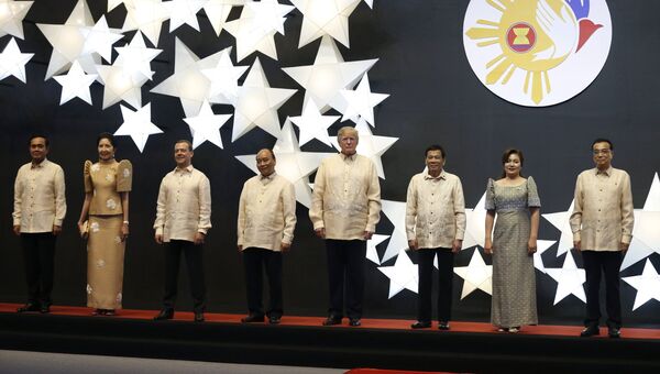 Церемония совместного фотографирования глав делегаций саммита АСЕАН в Маниле. 12 ноября 2017