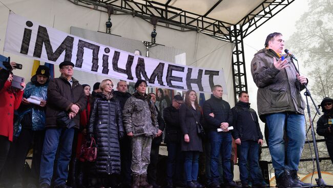 Экс-президент Грузии, экс-губернатор Одесской области Михаил Саакашвили выступает на митинге у здания Верховной рады. 12 ноября 2017