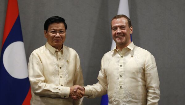 Премьер-министр Лаоса Тхонглун Сисулит и председатель правительства РФ Дмитрий Медведев во время встречи на полях саммита Ассоциации государств Юго-Восточной Азии в Маниле. 12 ноября 2017
