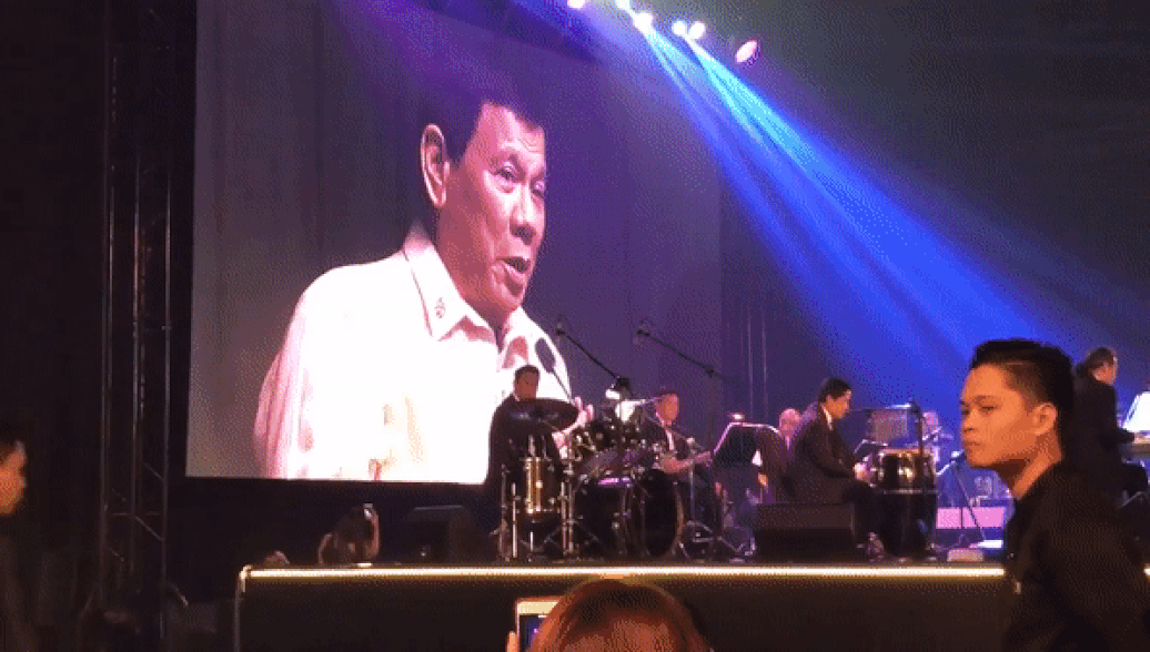 Президент Филиппин Родриго Дутерте исполняет песню по требованию американского президента Дональда Трампа