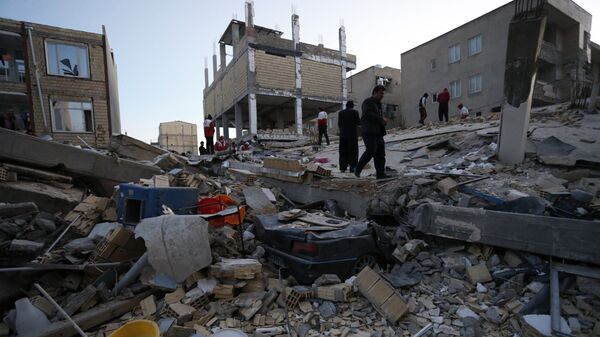 Поисково-спасательные работы после землетрясения в Иране. Архивное фото