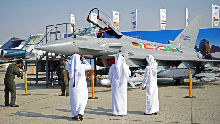 Посетители Международной авиационно-космической выставки Dubai Airshow 2017 фотографируют многоцелевой истребитель четвёртого поколения Eurofighter Typhoon