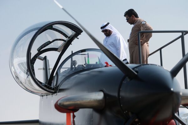 Посетитель осматривает турбовинтовой самолет B-250 компании CALIDUS на Международной авиационно-космической выставке Dubai Airshow 2017