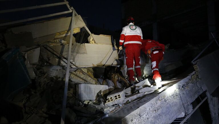 Поисково-спасательные работы после землетрясения в иранской провинции Керманшах. 13 ноября 2017