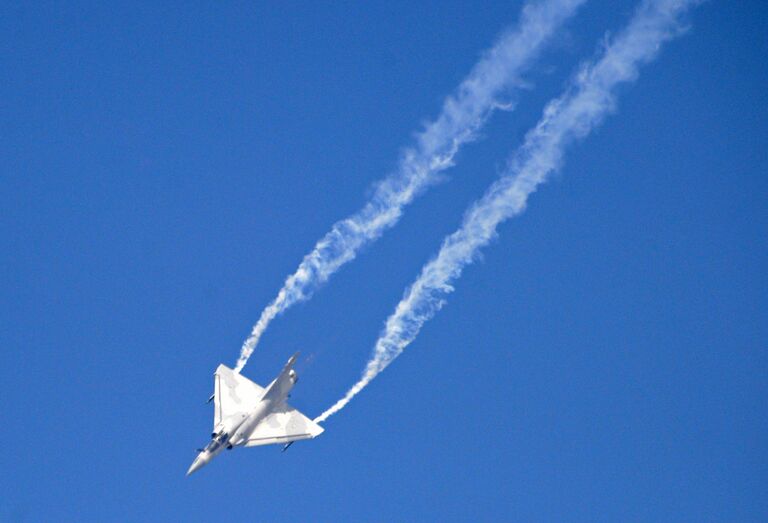 Французский многоцелевой истребитель четвёртого поколения Mirage 2000 во время демонстрационного полета на Международной авиационно-космической выставке Dubai Airshow 2017