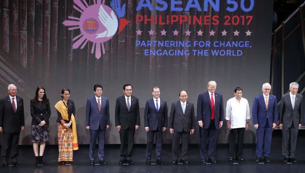 Председатель правительства РФ Дмитрий Медведев во время церемонии совместного фотографирования глав делегаций саммита АСЕАН. 13 ноября 2017
