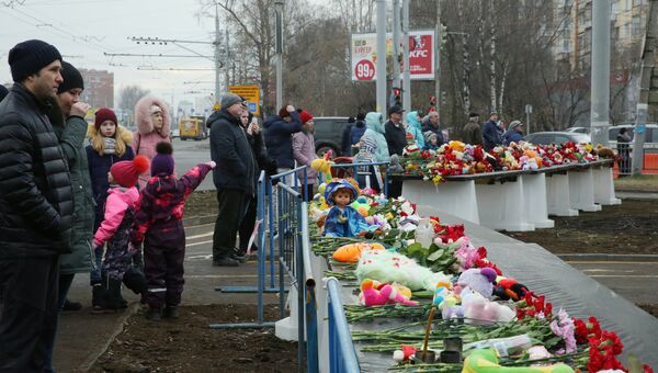 Цветы в память о жертвах обрушения части жилого панельного дома по Удмуртской улице в Ижевске. 12 ноября 2017