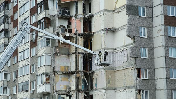 Сотрудники МЧС РФ продолжают работы на месте обрушения части жилого панельного дома по Удмуртской улице в Ижевске. 12 ноября 2017