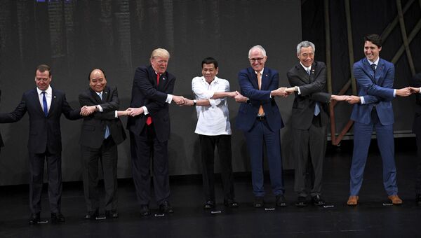 Лидеры стран участников АСЕАН во время совместного фотографирования. 13 ноября 2017