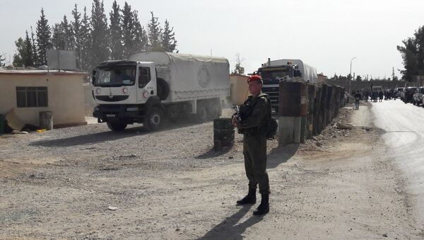 Российские военные обеспечивают безопасную доставку гумпомощи в пригород Дамаска, Сирия. 12 ноября 2017